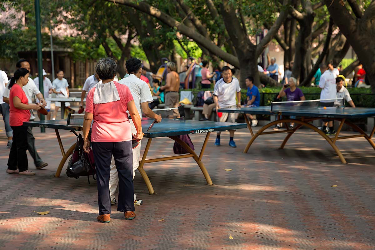 Especially the older generation is seen at Liuhuahu Park, who keep fit with table tennis, Tai Chi or Badminton.