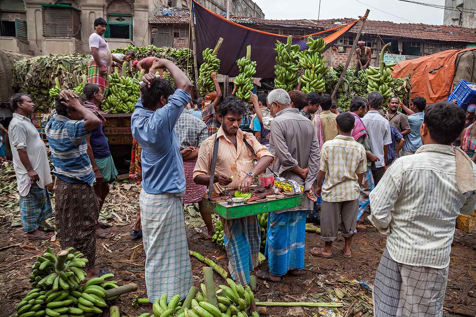 Mechua-market-scene-streets-kolkata-west-bengal-india-1