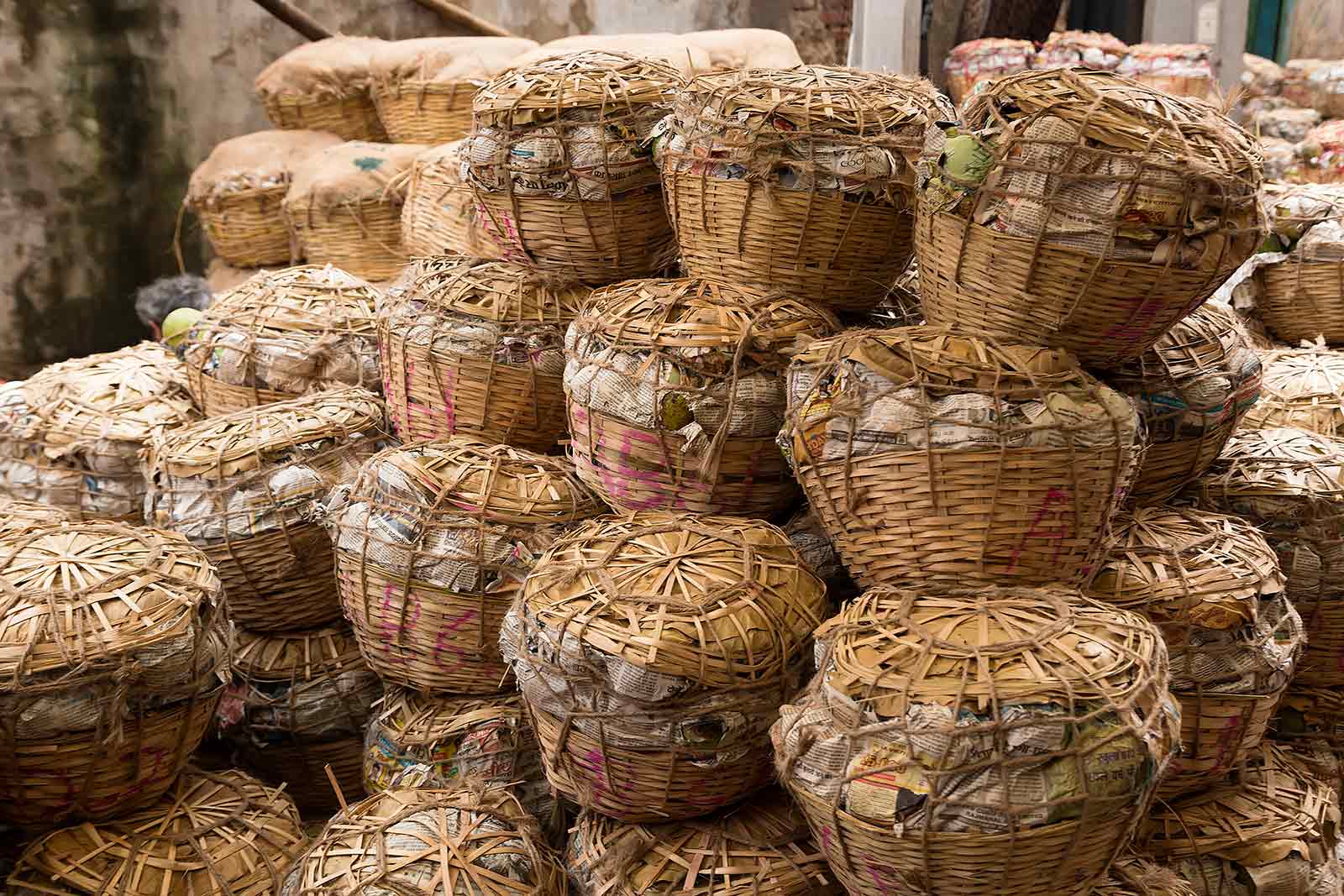 baskets-with-vegetables-wholesale-fruit-market-howrah-kolkata-west-bengal-india