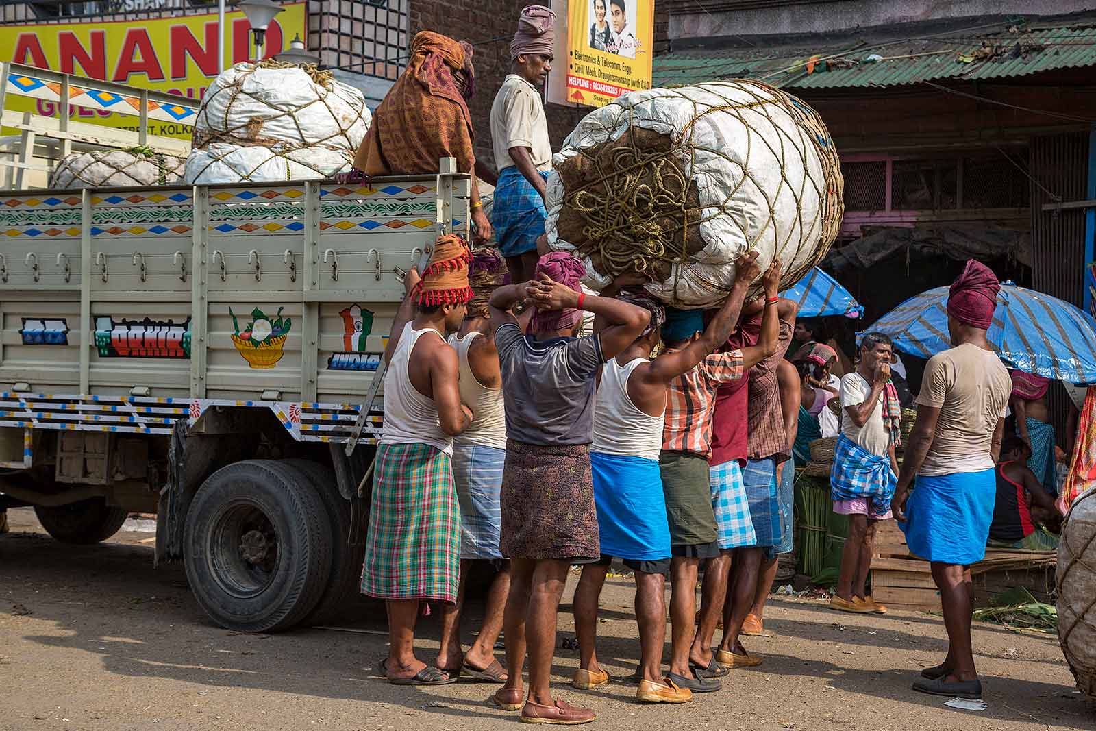 pure-muscles-streets-market-kolkata-west-bengal-india