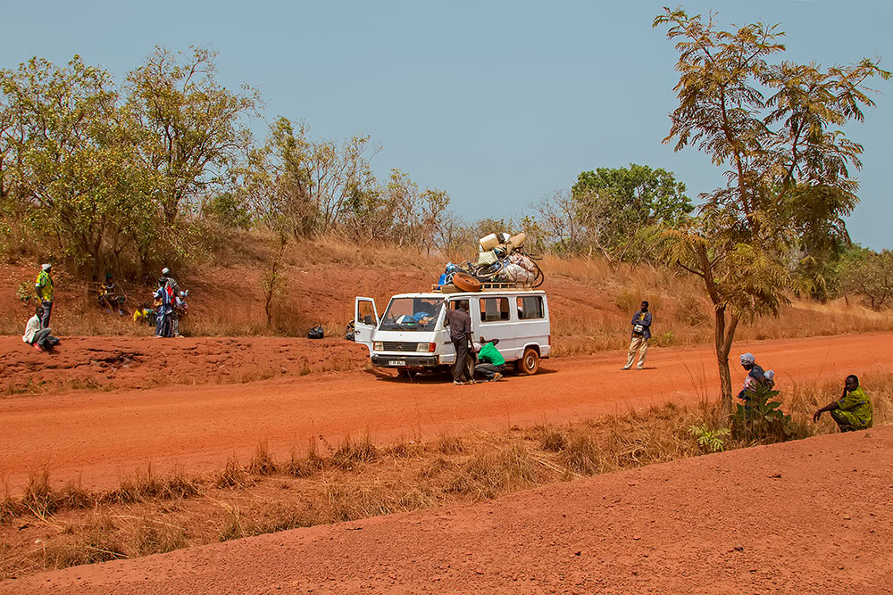 Bush taxi break down Nr. 1 in Burkina Faso.