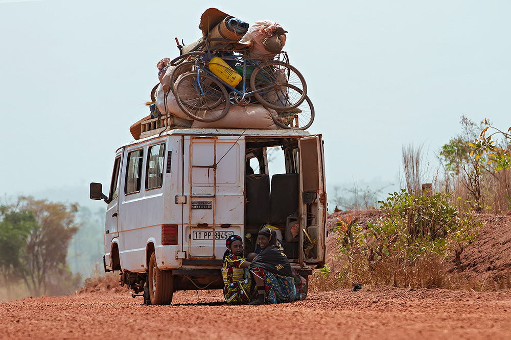 Bush taxi-break-down Nr. 2 in Burkina Faso. Nr. 3 was only a matter of time...