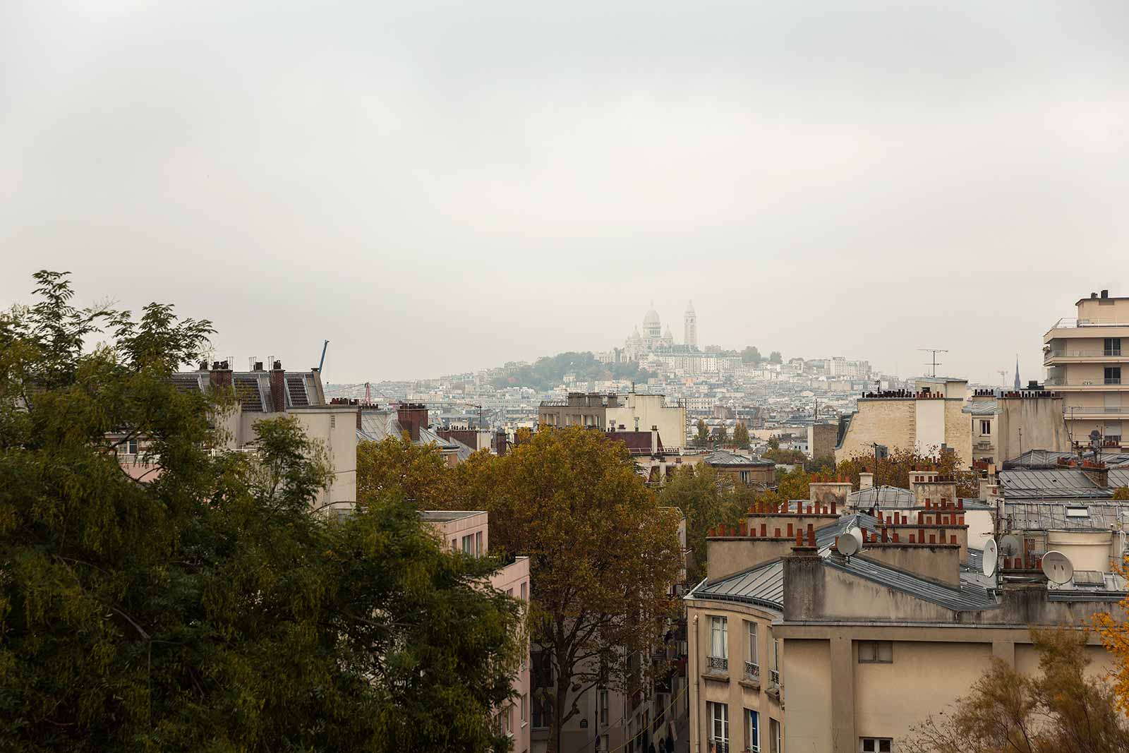 At the top of Butte Bergeyre you have a stunning view of Sacré Coeur.