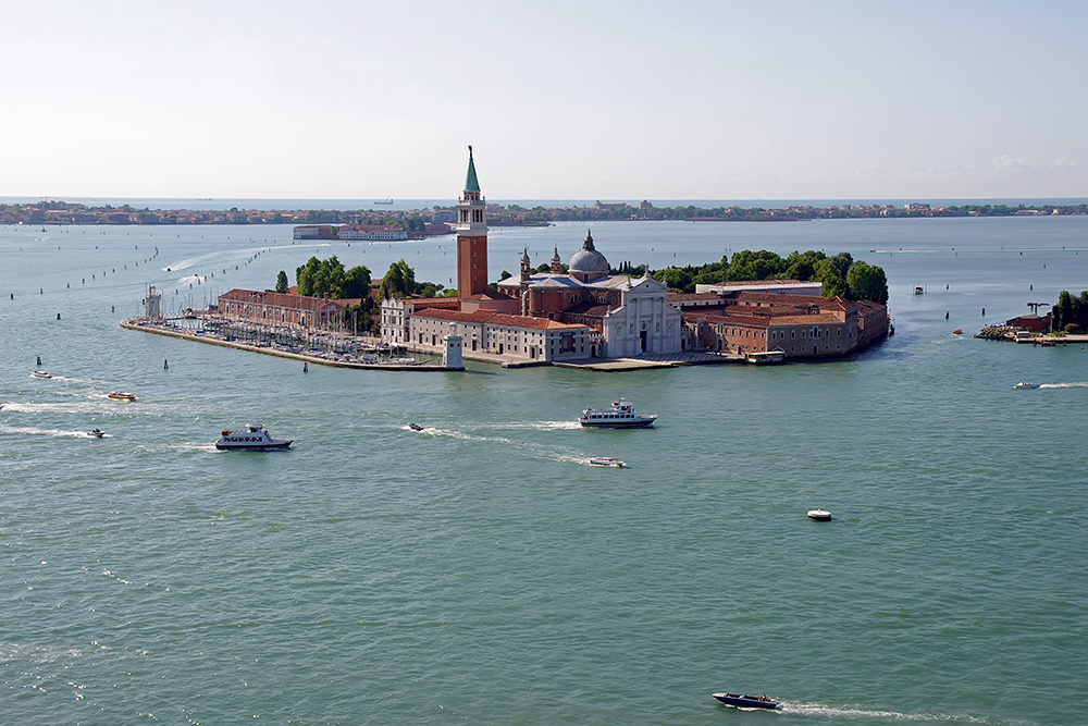 Today, San Giorgio Maggiore is the headquarters of the Cini Foundation arts centre, known for its library and is also home to the Teatro Verde open-air theatre.