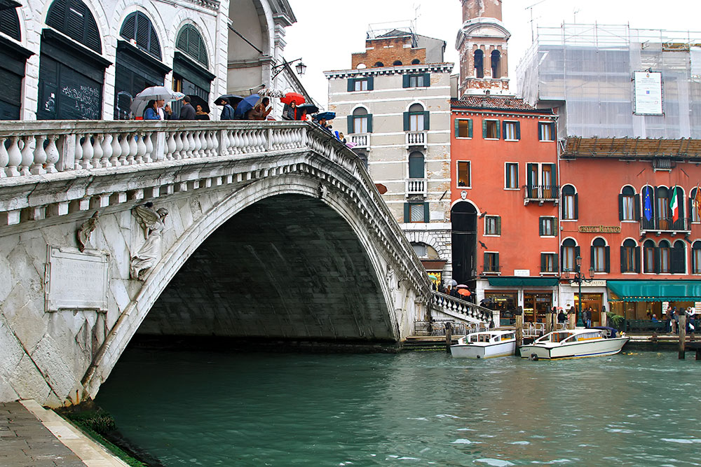 is the oldest bridge across the Grand Canal, and was the dividing line for the districts of San Marco and San Polo.