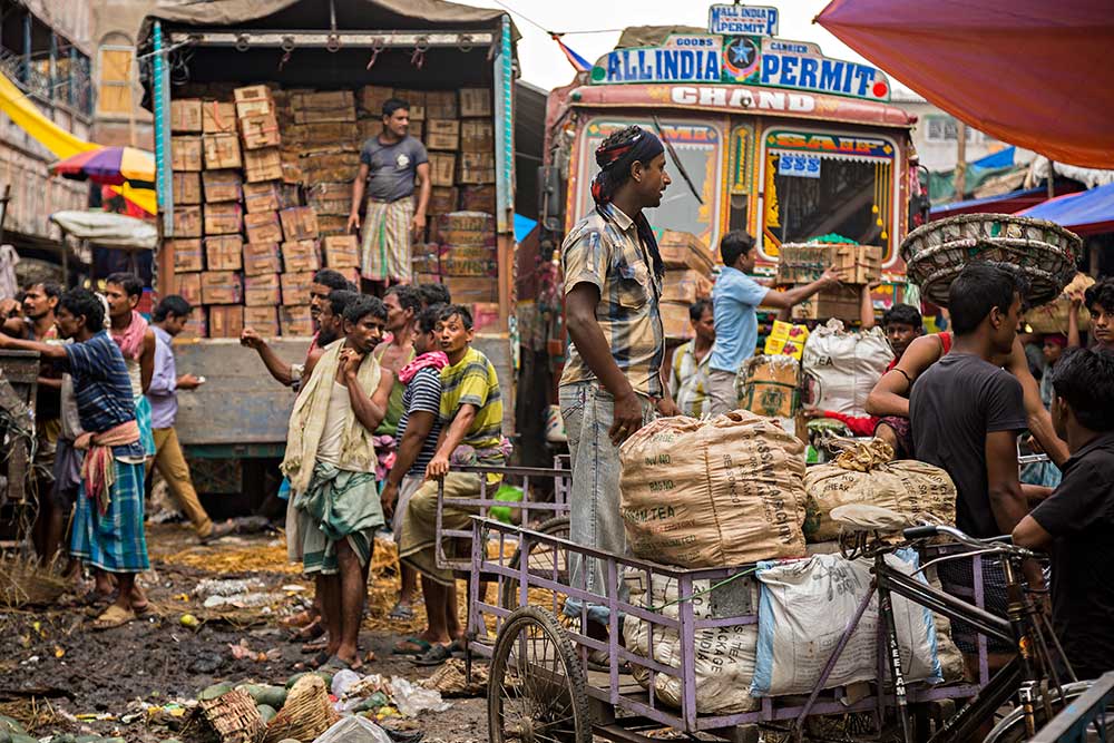 Hard working men at Mechua Market in Kolkata, India