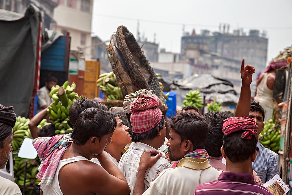 Hard working men at Mechua Market in Kolkata, India