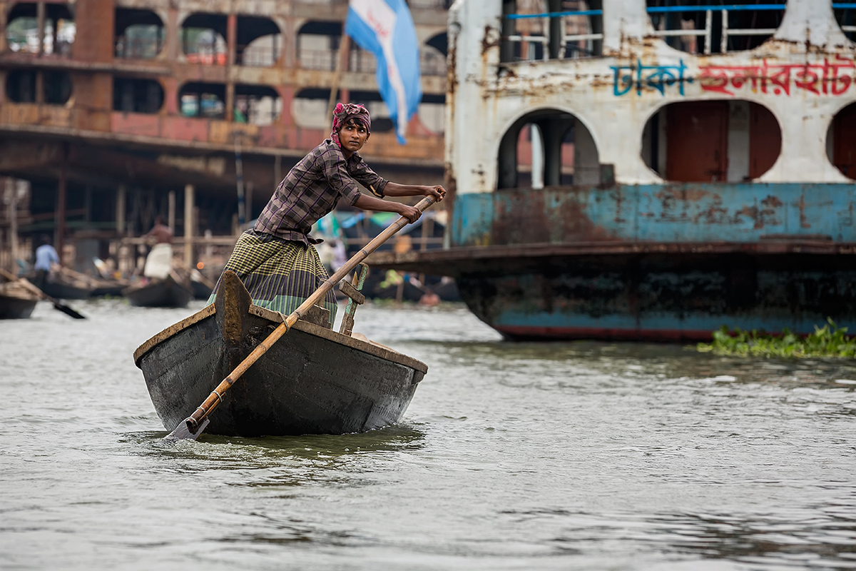 Over 25.000 people cross the Buriganga river in Dhaka every day...