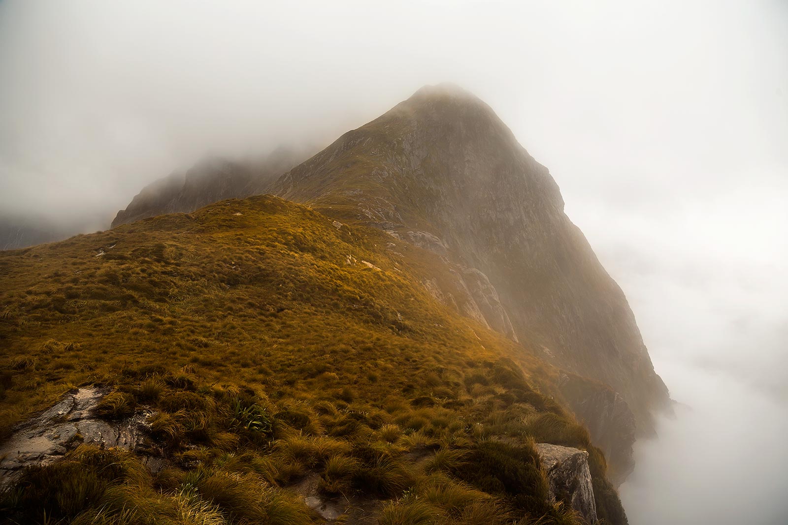 milford-track-mackinnon-pass-waterfall-new-zealand-1