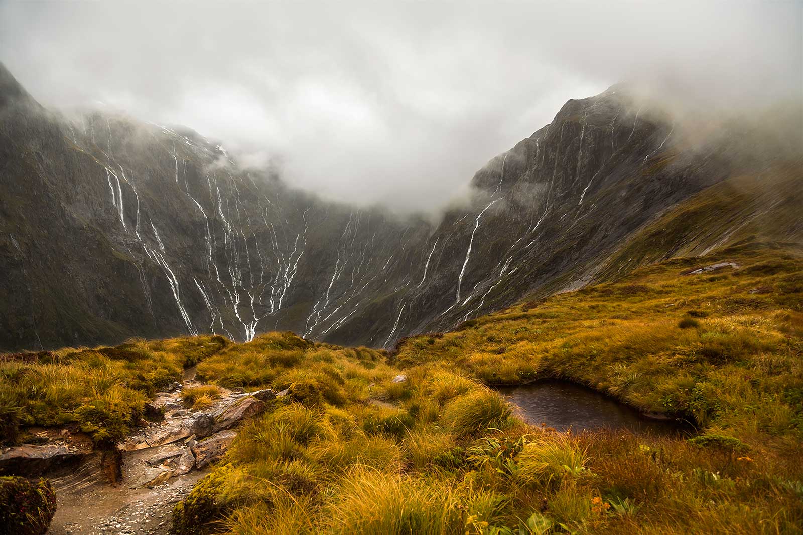 milford-track-mackinnon-pass-waterfall-new-zealand