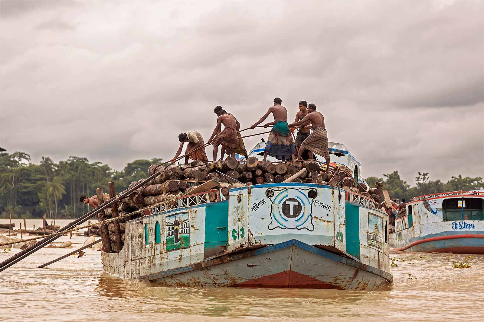 wood-market-boat-canal-swarupkathi-bangladesh-3