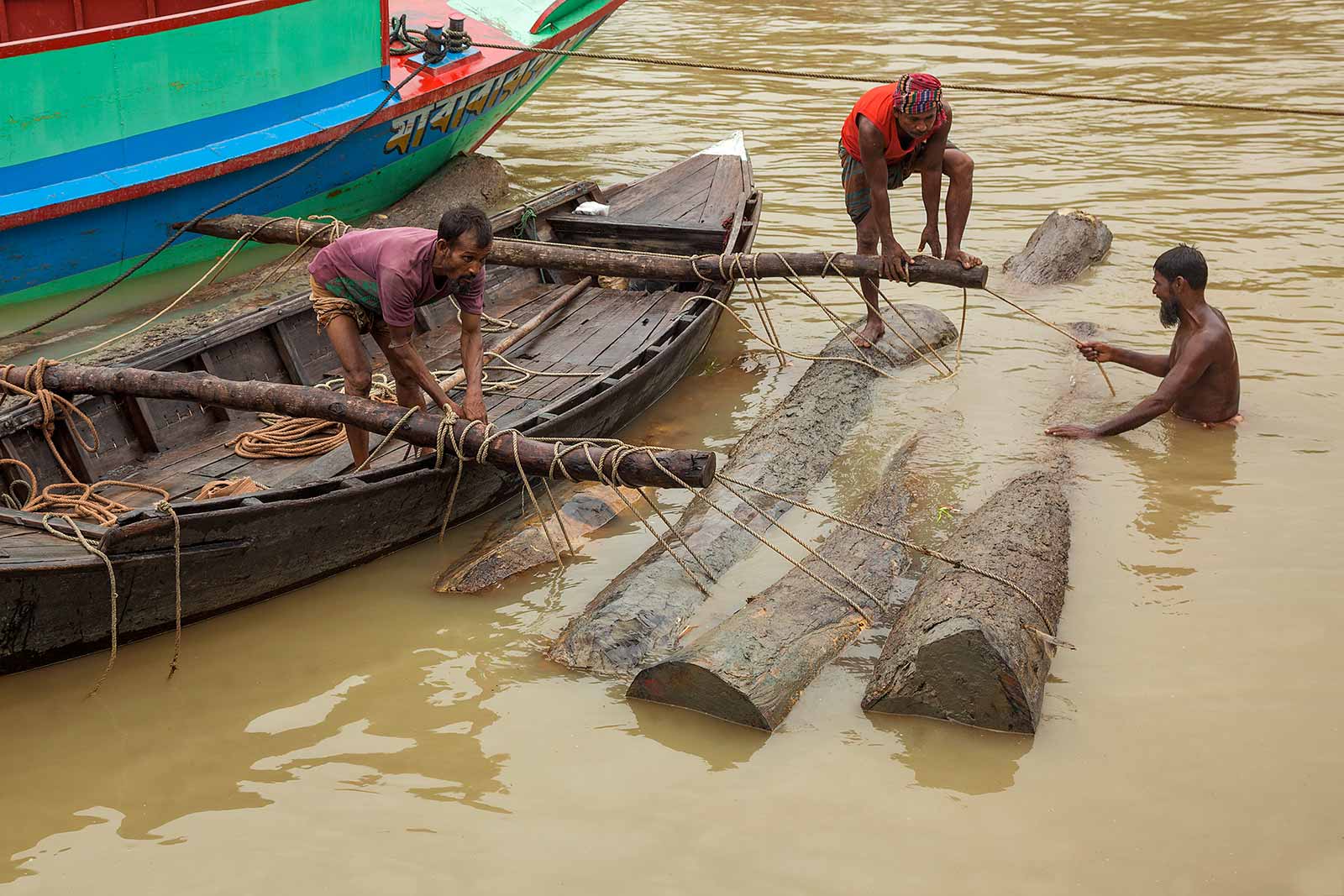 wood-workers-river-galachipa-bangladesh