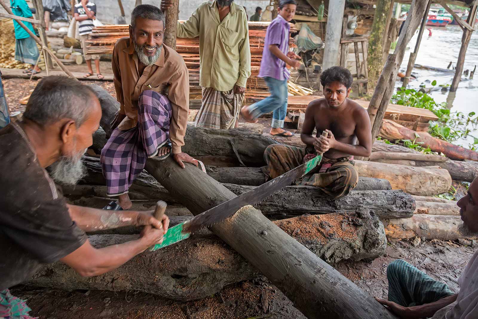 working-men-wood-river-swarupkathi-bangladesh