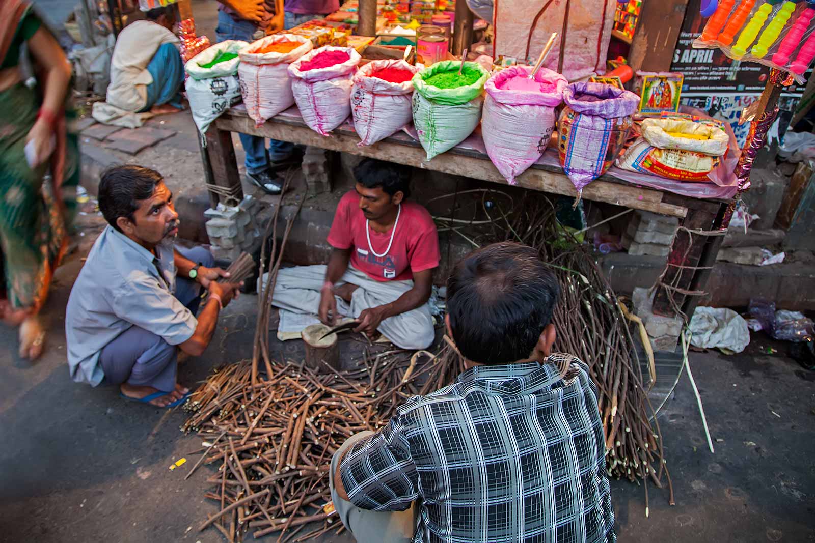 getting-ready-for-holi-festival-kolkata-india-2