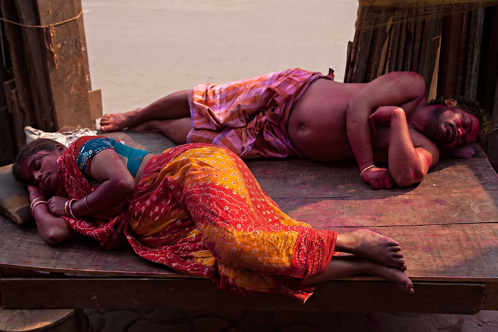 holi-kolkata-india-aftermath-sleeping-people