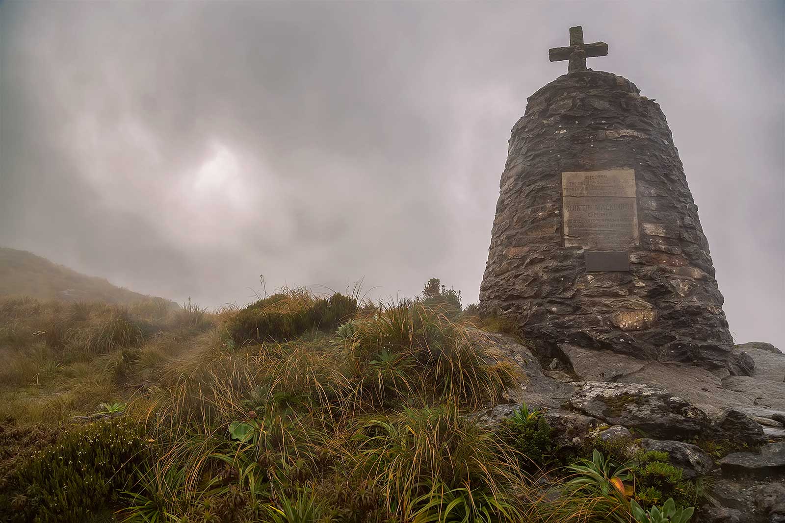 milford-track-mackinnon-pass-memorial-new-zealand