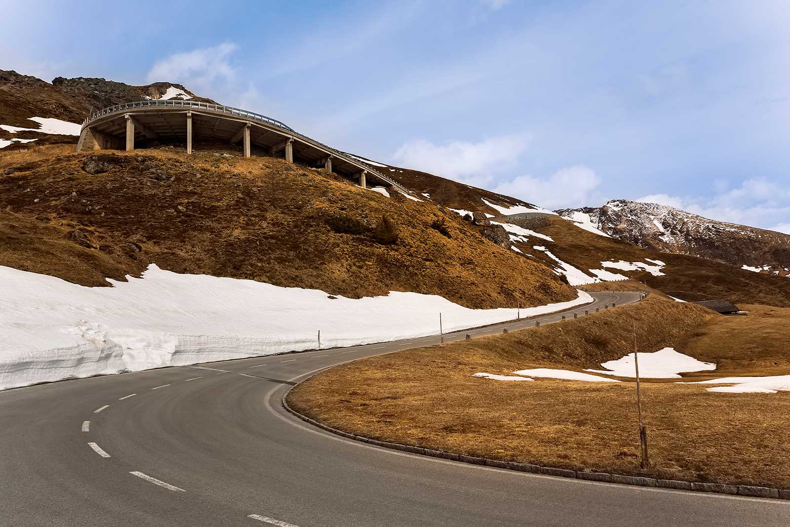 48 kilometres of high alpine road with 36 bends and an altitude ascent to 2.504 metres at the highest point are just a few fact about the Grossglockern High Alpine Road.