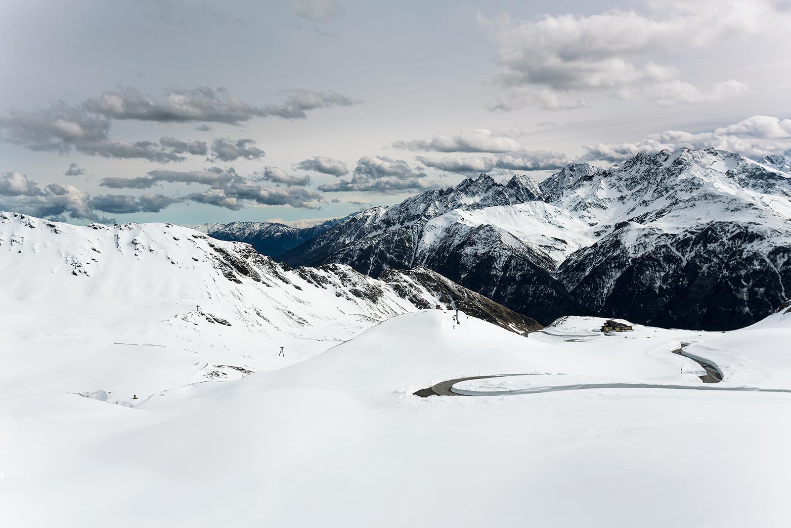 In the years 1936 and 1937, 350 men shovelled 250,000 cubic metres of snow in an average of seventy days to keep at least one lane on the Grossglocker High Alprin Road free. Today, modern machinery does the job.