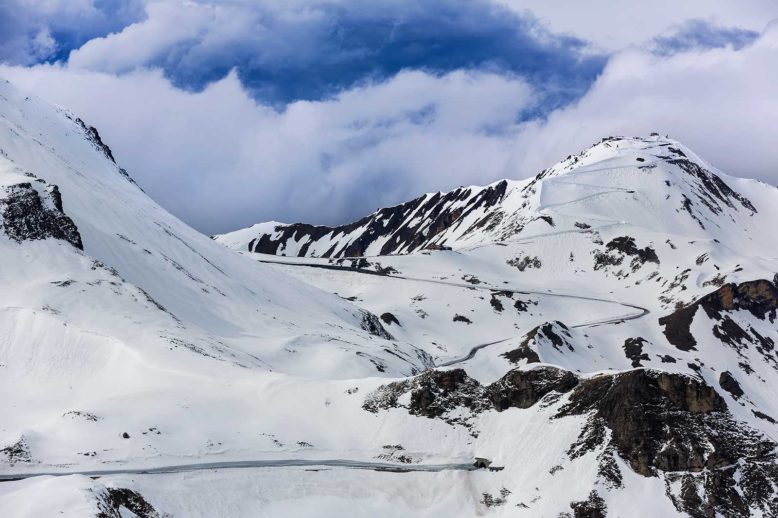 The road up to the Edelweissspitze is a winding one. Up there, you can enjoy a lovely meal at the Edelweisshütte with a fantastic view of the surroundings.