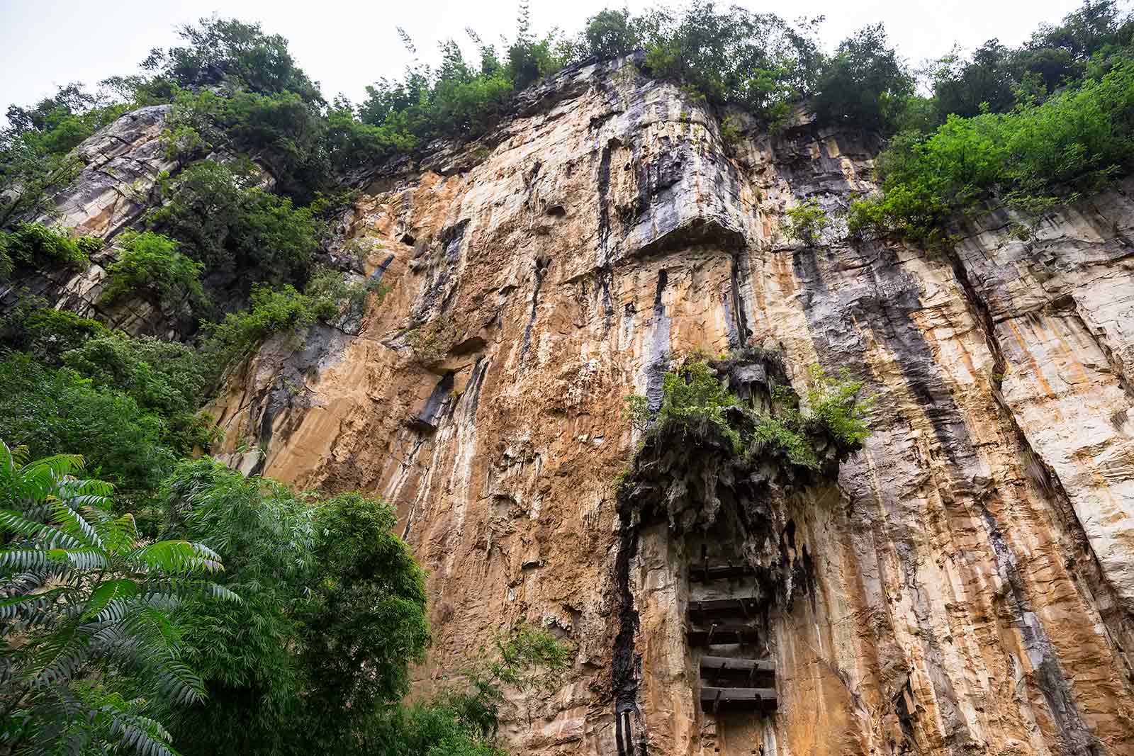 The handing coffins were a unique burial custom of the Bo people was carried out to prevent the dead bodies from being eaten by wild animals and was also believed to be a way for the soul of the deceased to gain an eternal blessing.