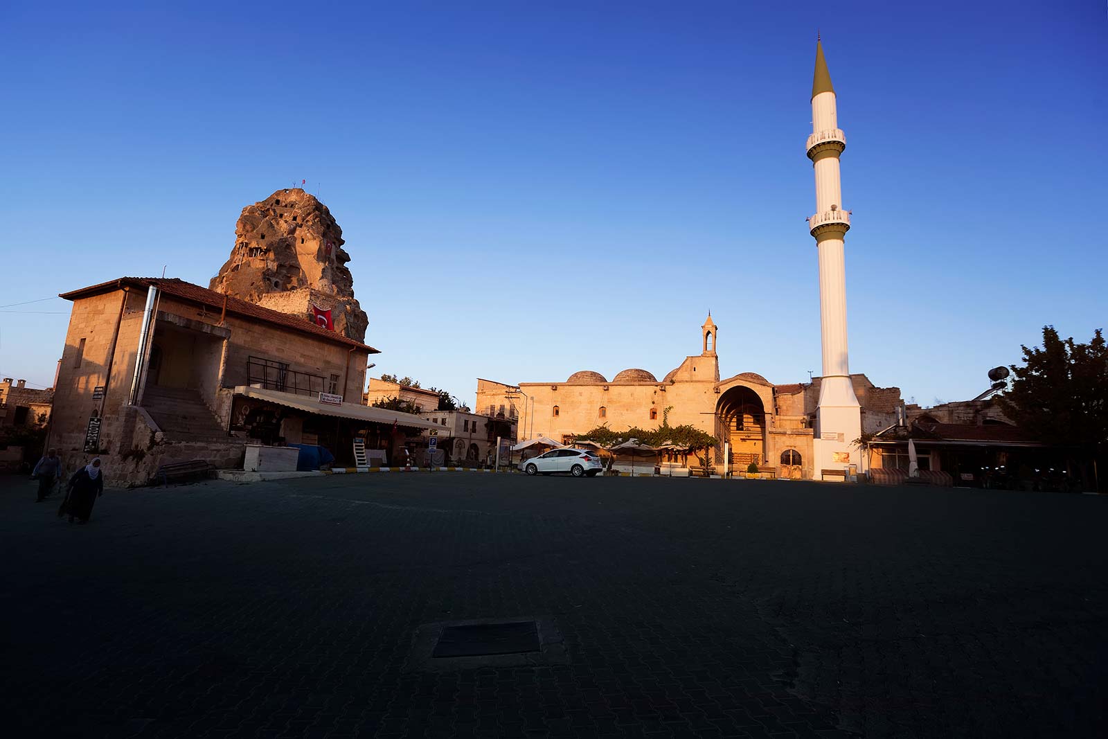 Ortahisar is known for its friendly people, picturesque stone houses, narrow streets and lovely churches as well as the castle-like rock formation after which the town is named.