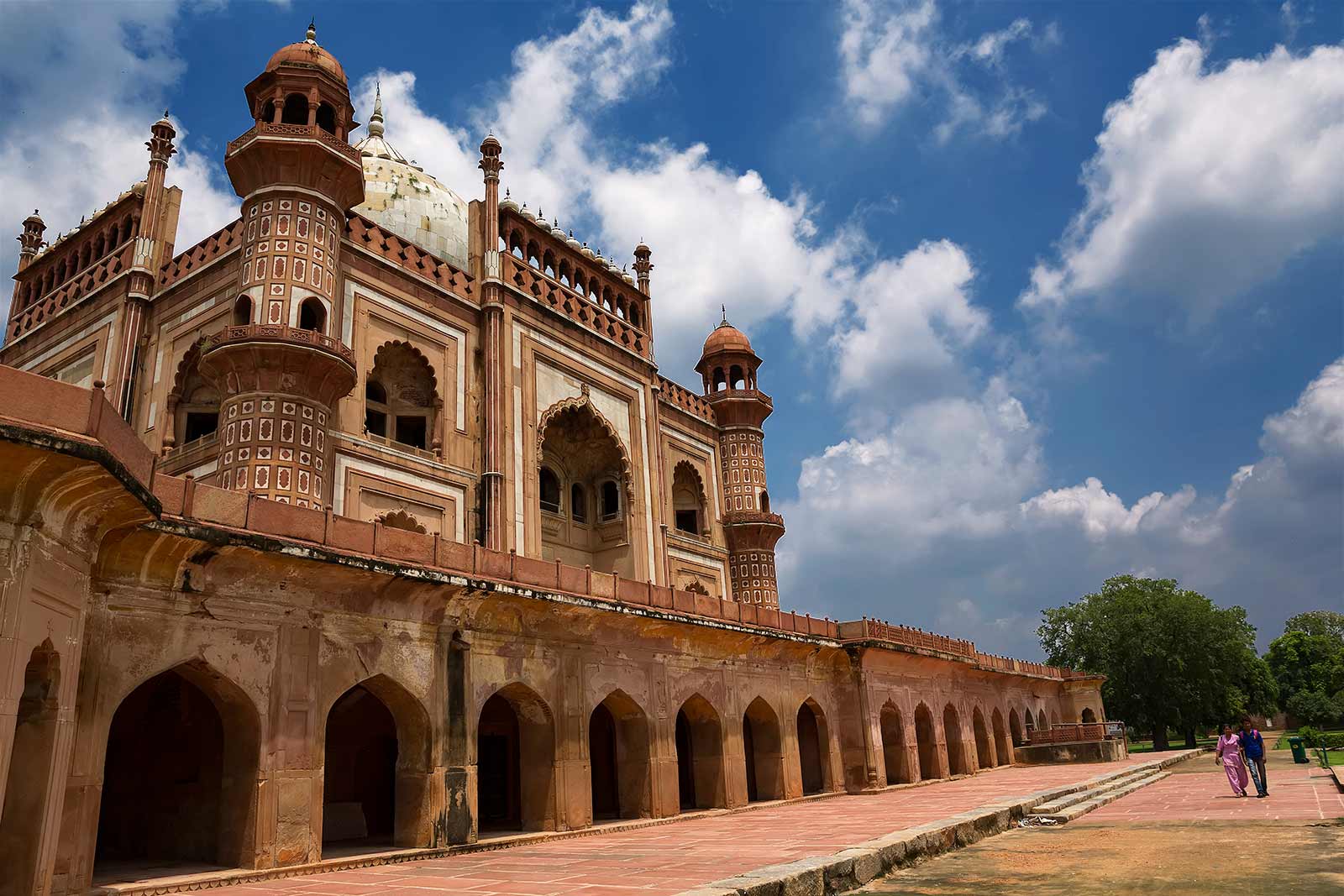 Safdarjung's Tomb has a central chamber surrounded by eight apartments around it.