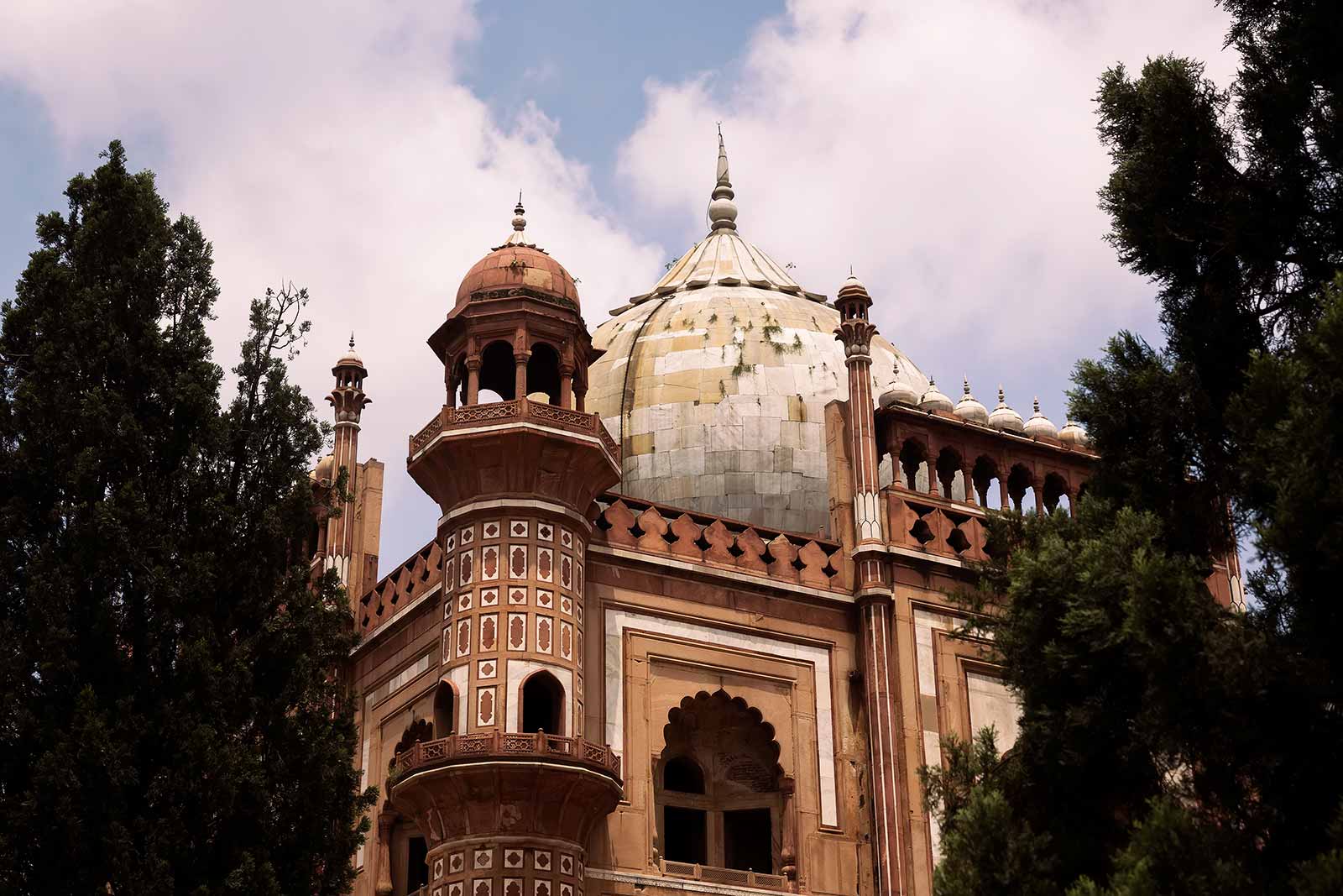 Apart from one or the other Indian couple, Safdarjung's Tomb is not a major tourist attraction, which makes it the perfect place to spend some time away from noisy and busy central Delhi.