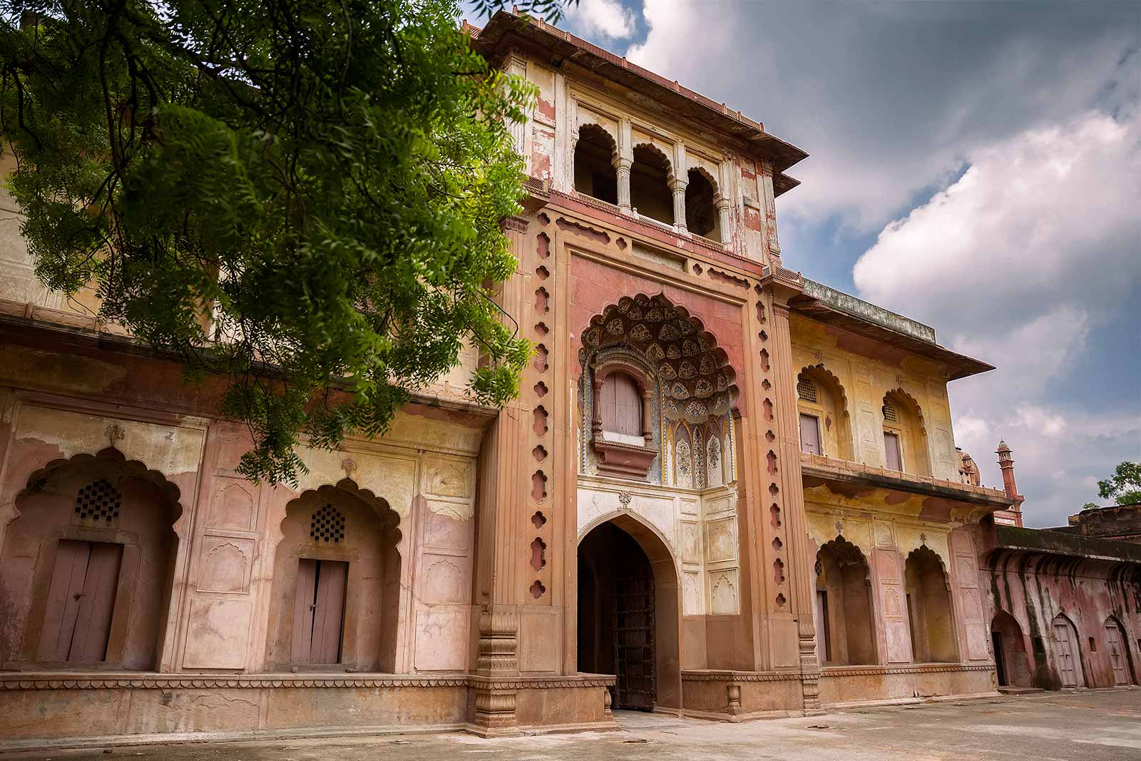 Enclosed to the gateway to Safdarjung's Tomb is the wall surrounding the monument. Channels running above the wall carry water to the different pavilions. 