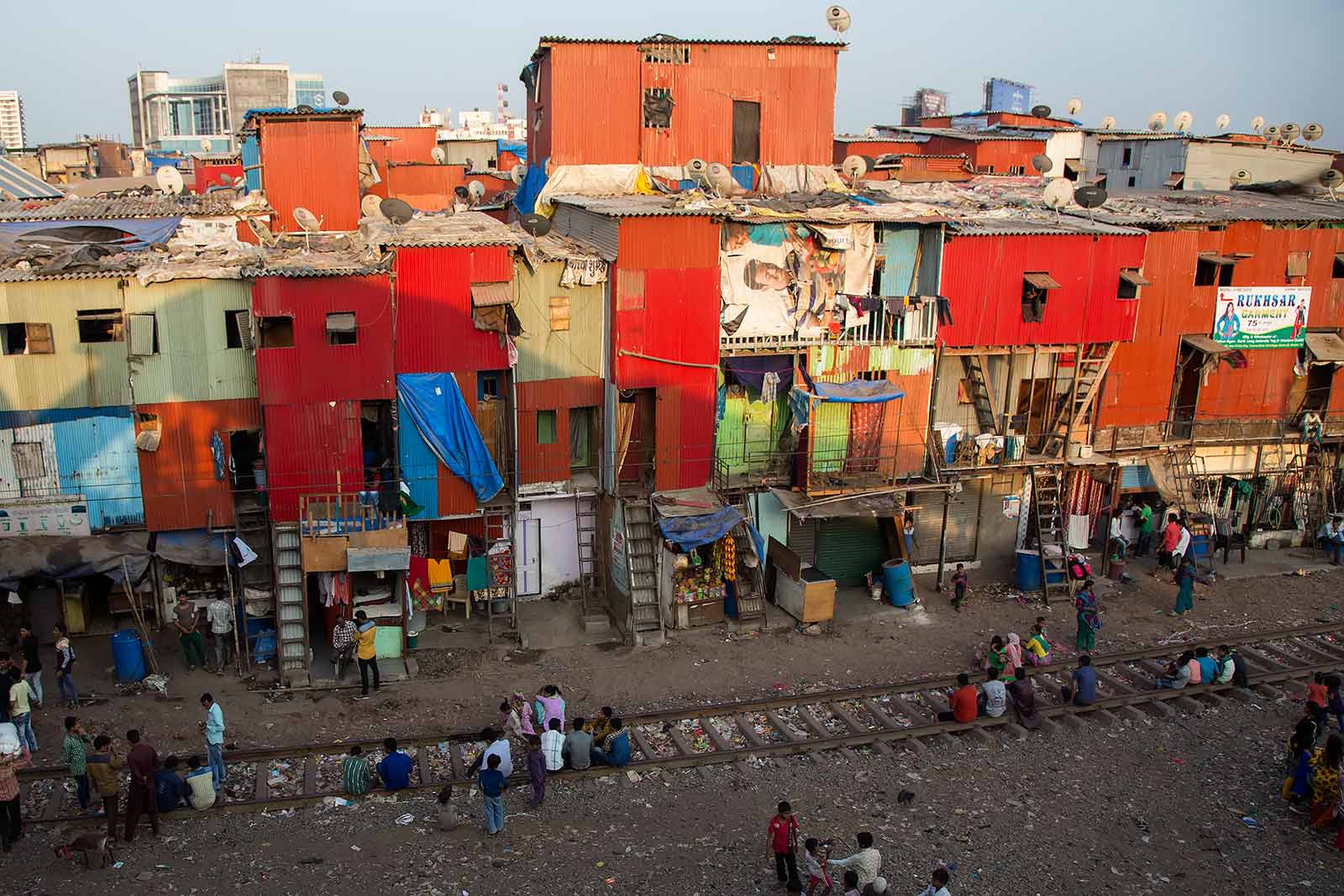 "Poverty porn" oder social tourism? At the least, a visit to some of Mumbai slum areas will give you an insight on what is feel like living in these conditions.