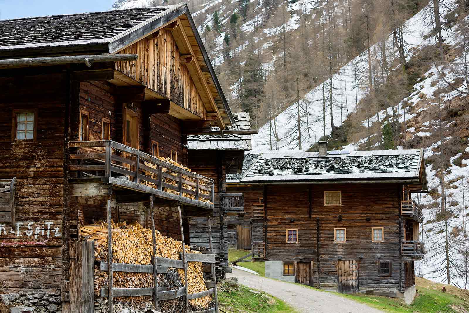 Apart from vacationers renting one of the farm houses at Oberstalleralm, you'll only come across hikers once in a while.