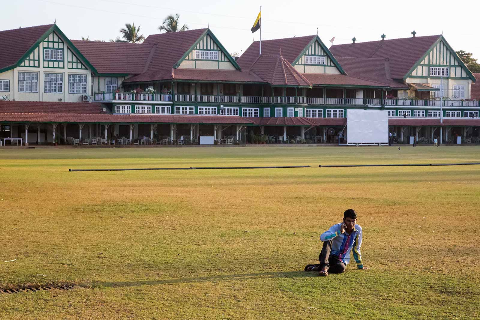 If you come at the right time and are lucky, you'll be able to experience Oval Maidan without crowds of people - which is very unusual for one of Indias busiest cities.