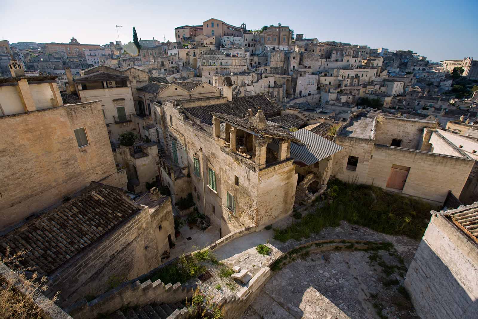 Today approximately 2.000 people live in Sassi di Matera. Most of the caves are either still abandoned or occupied by little chic restaurants and hotels.