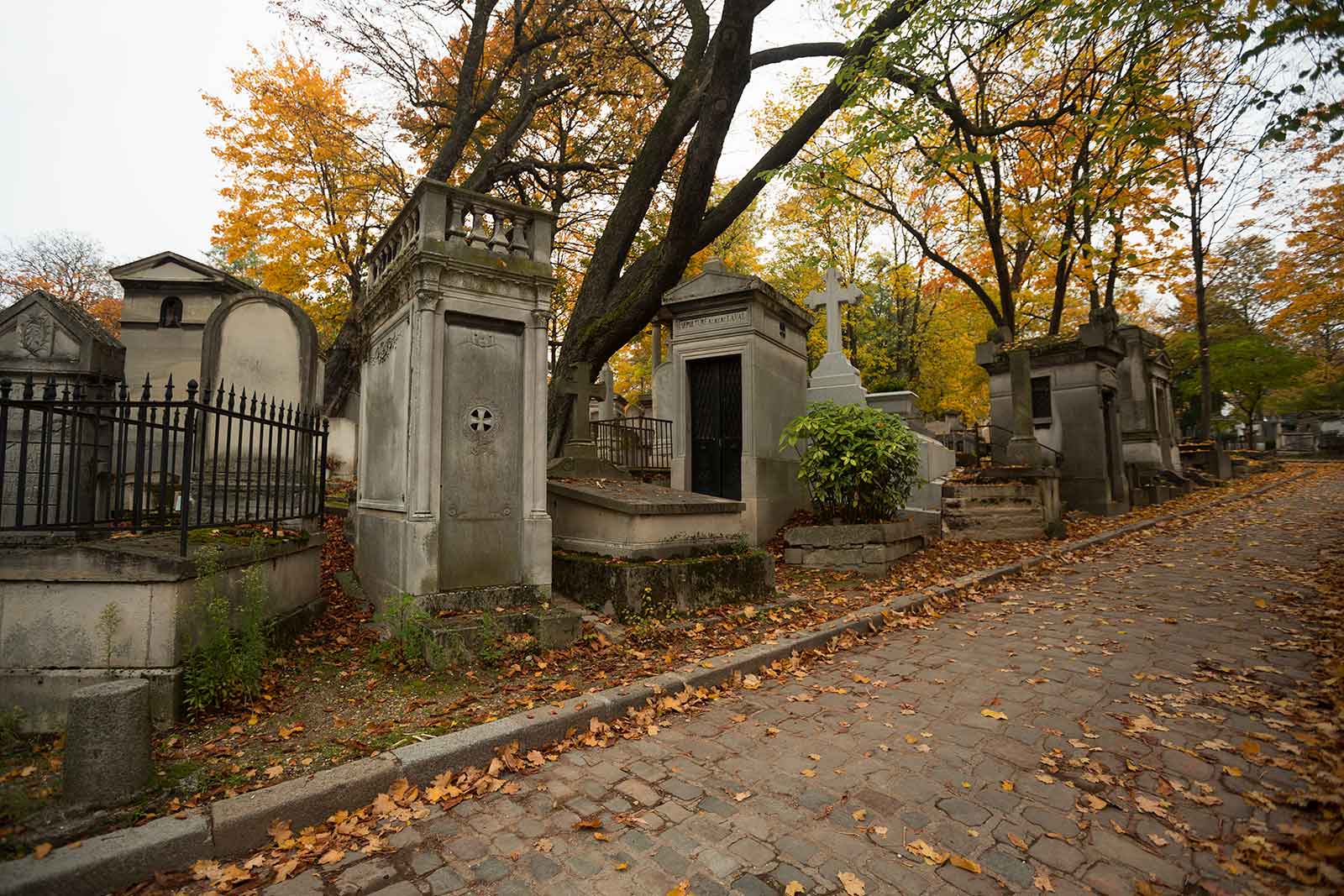 pere lachaise cemetery autumn paris france 5