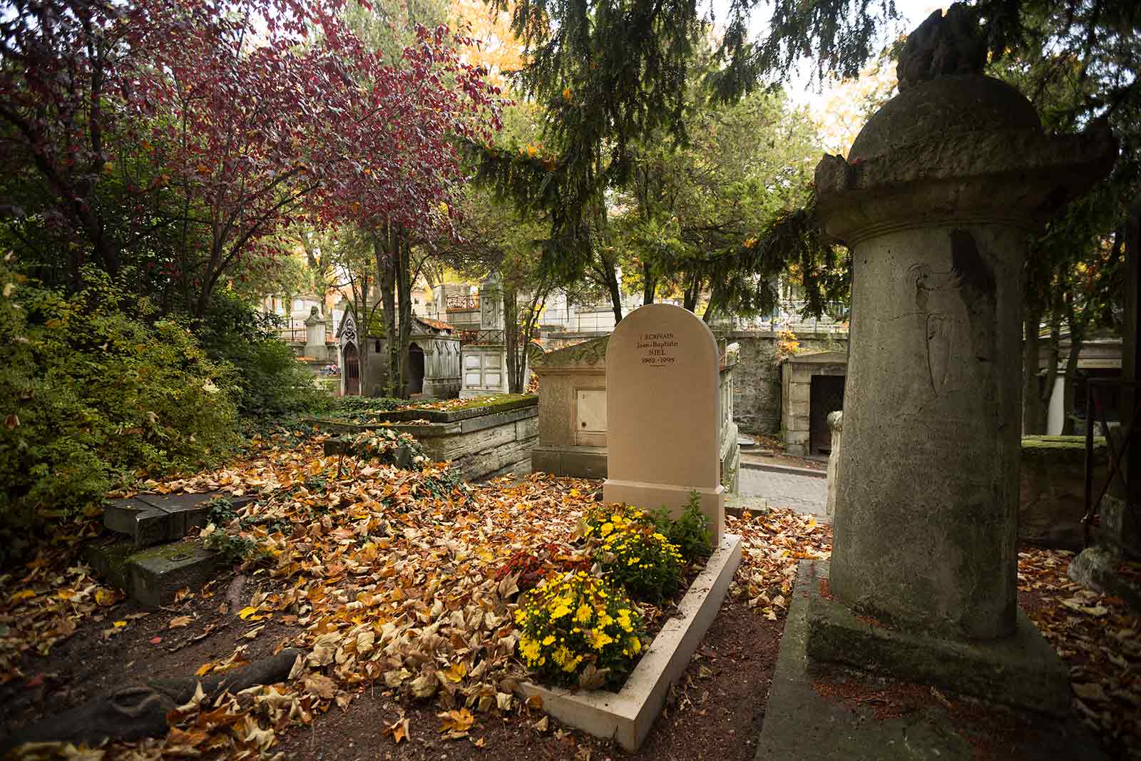 I imagine that Pere Lachaise cemetery is worth a visit anytime of the year, but during autumn this place seems even more mystical...