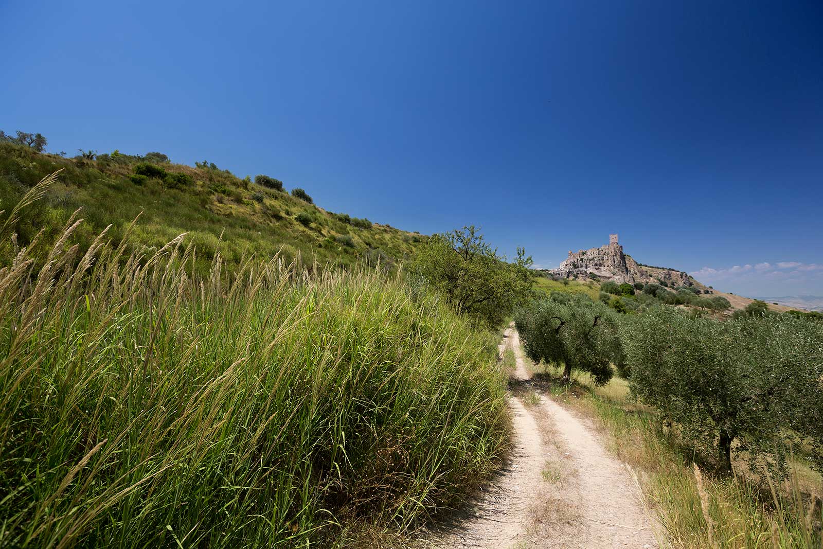 Craco was built on a very steep summit for defensive reasons, giving it a stark and striking appearance and distinguishing it from the surrounding land. The way Craco's ruins sit high up is quite creepy actually.