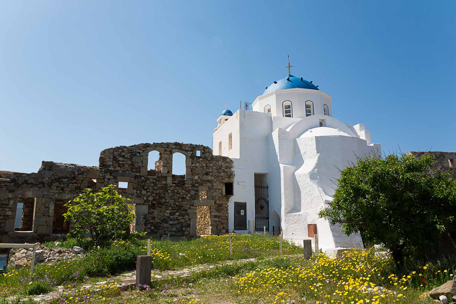 Querini castle in Chora  is a wonderful sight placed on top of the hill. The castle was constructed by John Querini, a noble Venetian family who had taken over the rule of Astypalea after the siege of Constantinople by the Crusaders in 1204. It was built as a shelter against pirates and other enemies.