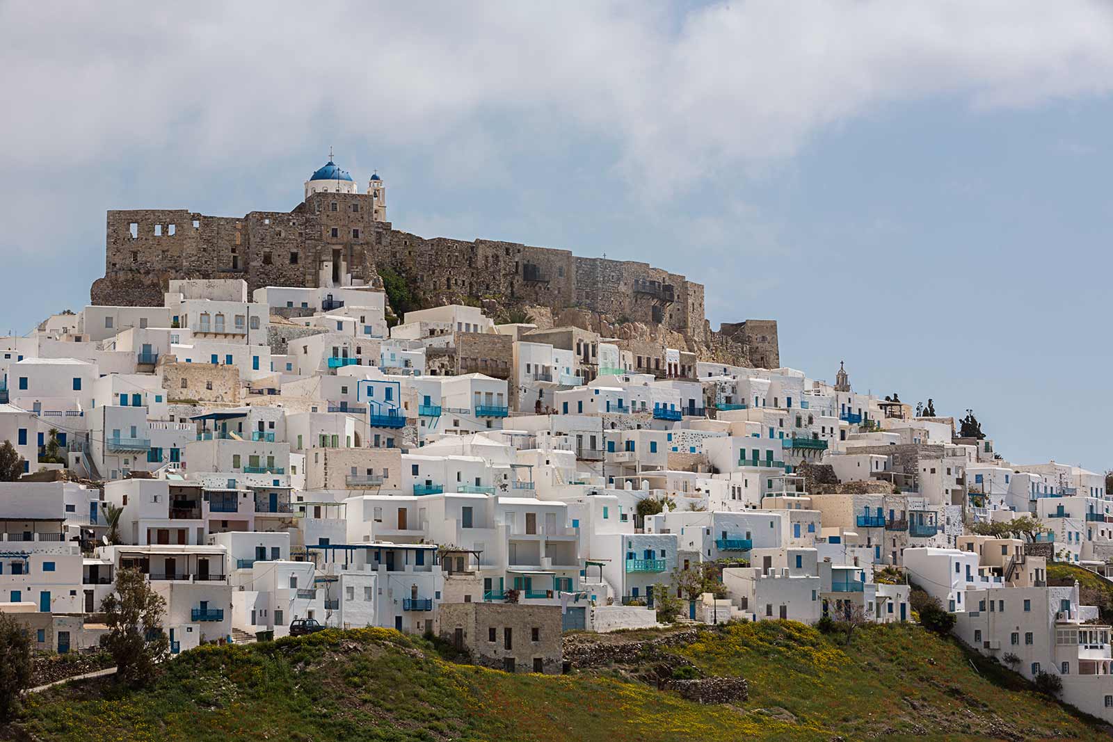 Querini castle was made with black stones that shows a strange contrast with the white-walled cluster of houses around it. From up here, you have an amazing view of Chora.