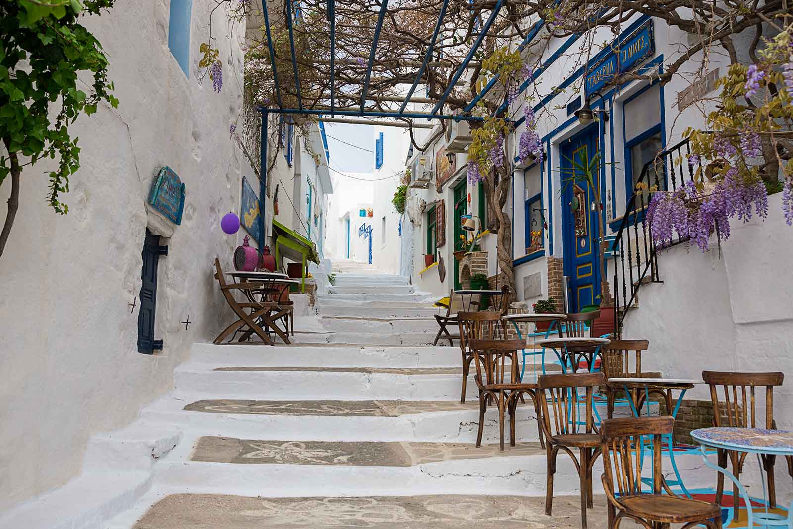 You'll find few accommodation options in Chora and there are also many cafés and taverns that offer delicious traditional dishes.