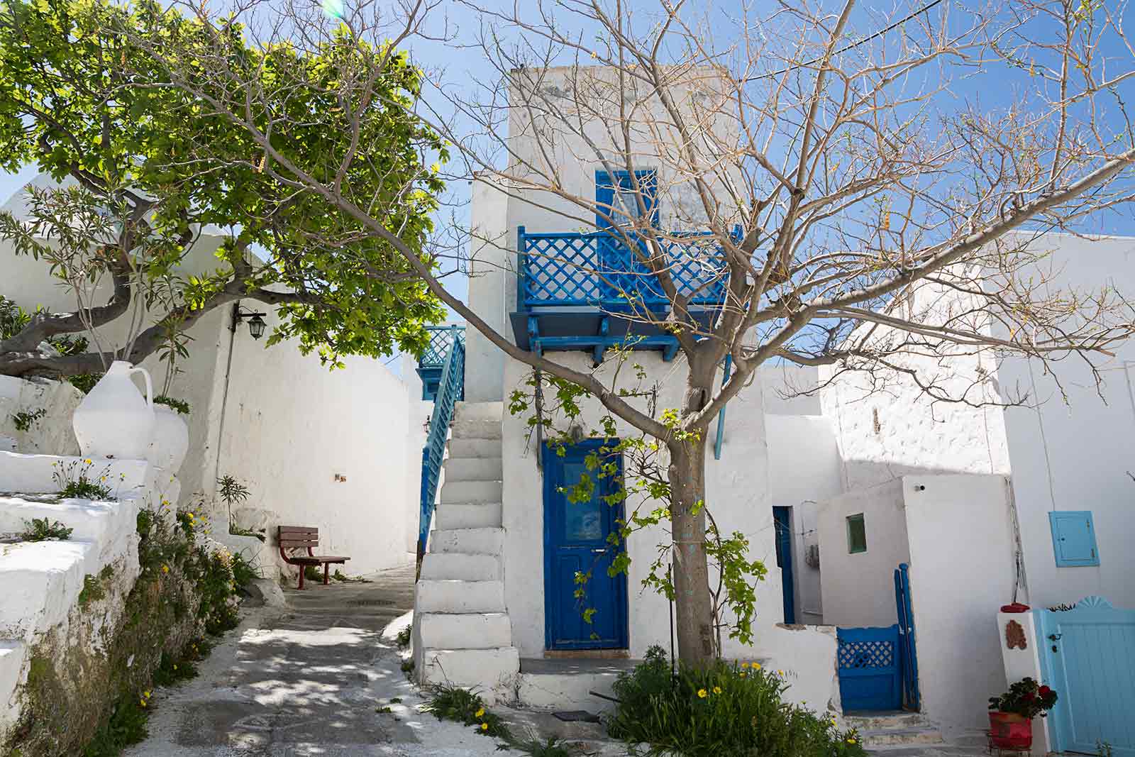 We could spend hours strolling through Chora, looking at all the different houses, cafés and taverns.